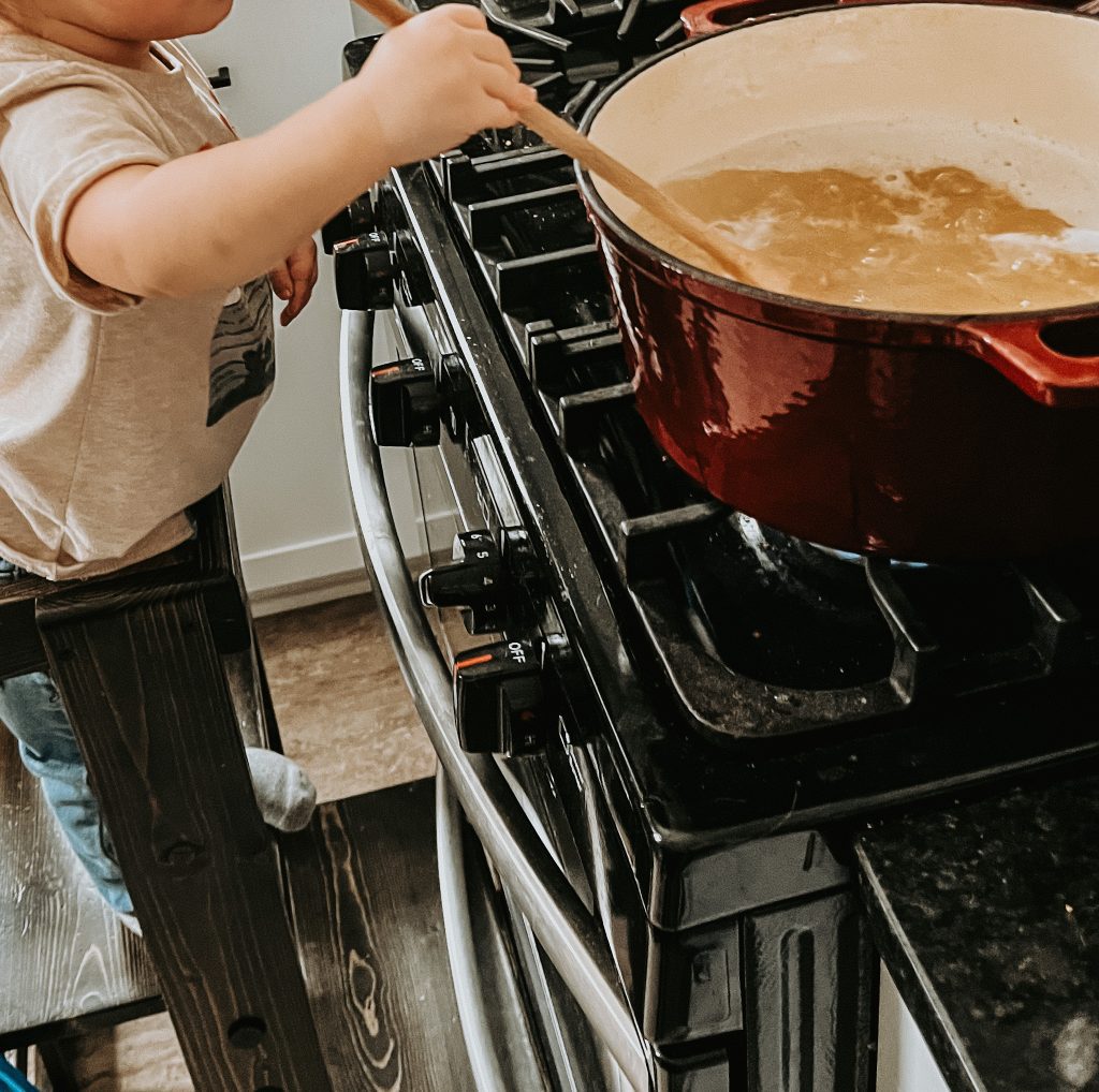 Toddler stirring pot 